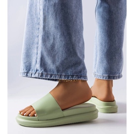 Gröna tofflor på Paquette-plattformen 2