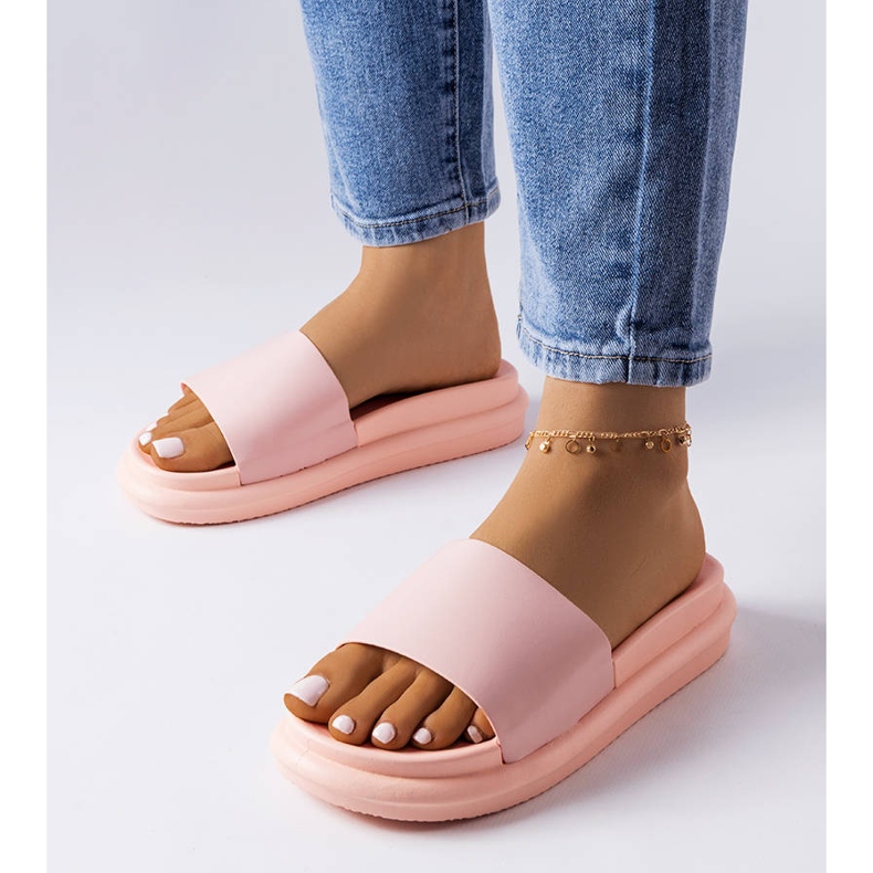 Rosa tofflor på Paquette-plattformen 1