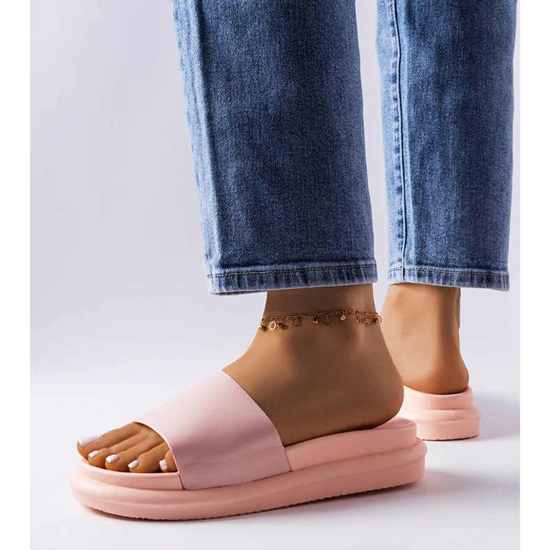 Rosa tofflor på Paquette-plattformen 2