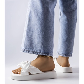 Vita platåsandaler med rosett från Edvard 1