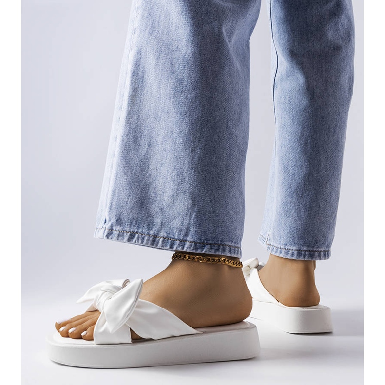 Vita platåsandaler med rosett från Edvard 1