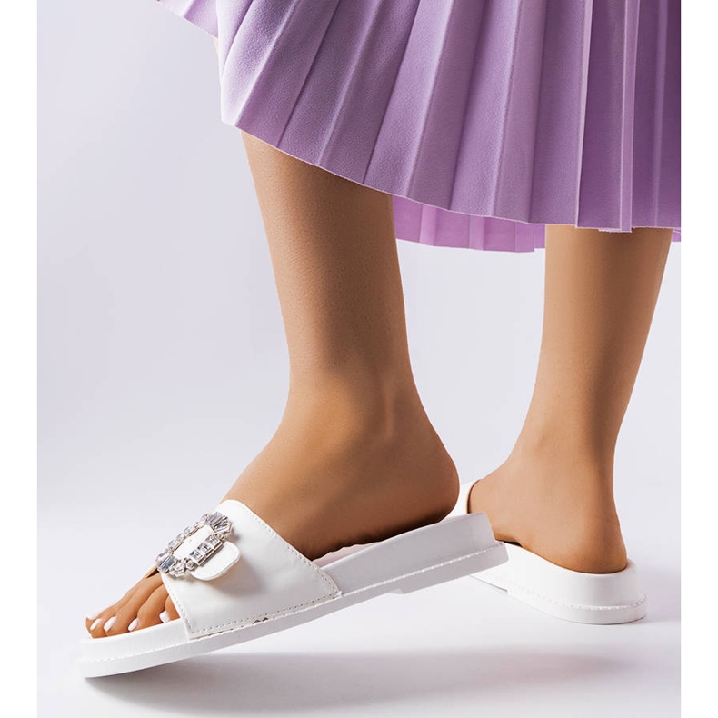 Vita reglage dekorerade med Griegsvei strass 1