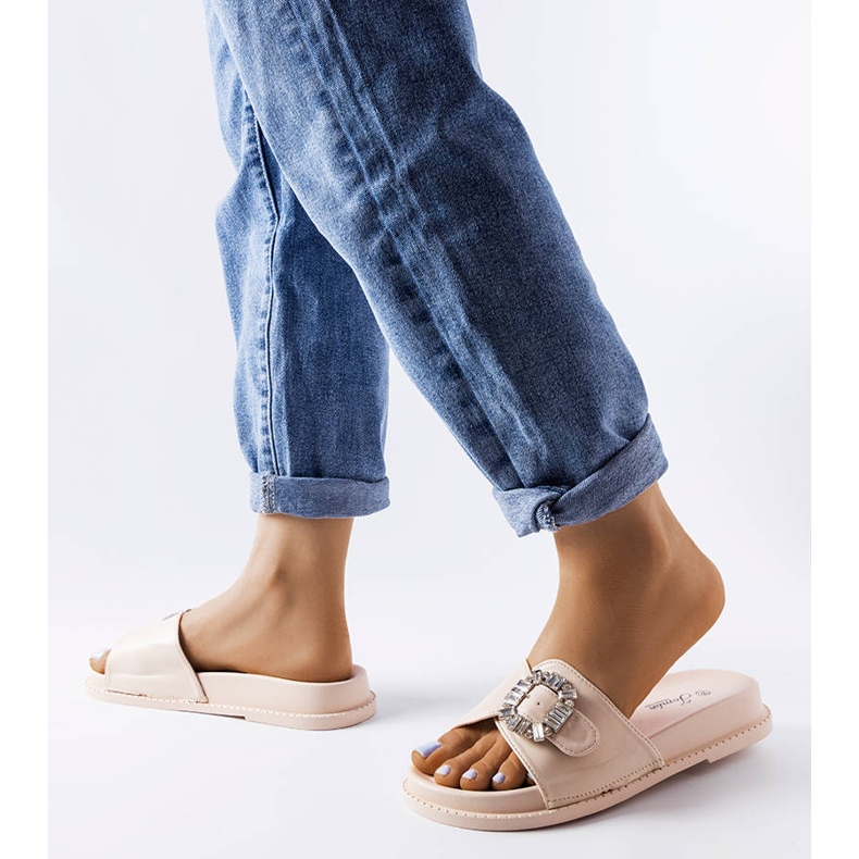 Beige rutschbanor dekorerade med strass från Griegsvei 2