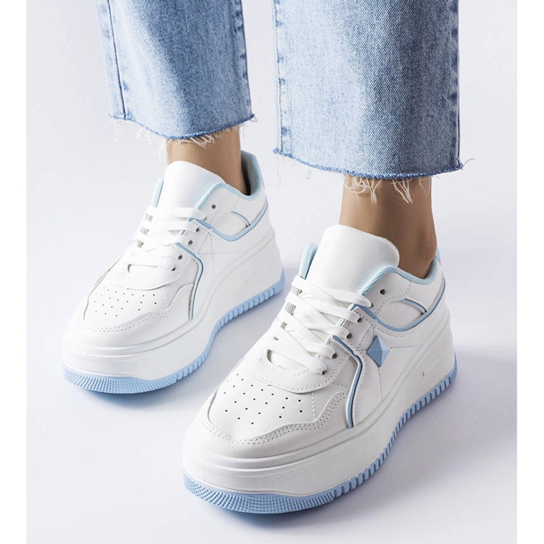 Vita och blåa sneakers på Lepage-plattformen 1