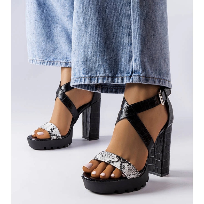 Vita sandaler med ormtryck från Trépanier 1