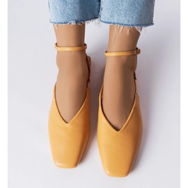 Beige sandaler med stängda tå 1