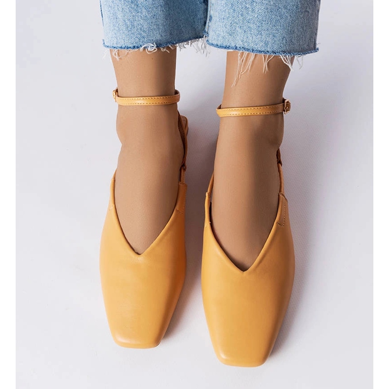 Beige sandaler med stängda tå 1