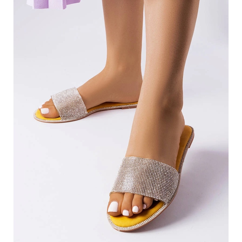 Gula reglage dekorerade med Guilmette-rhinestones 1