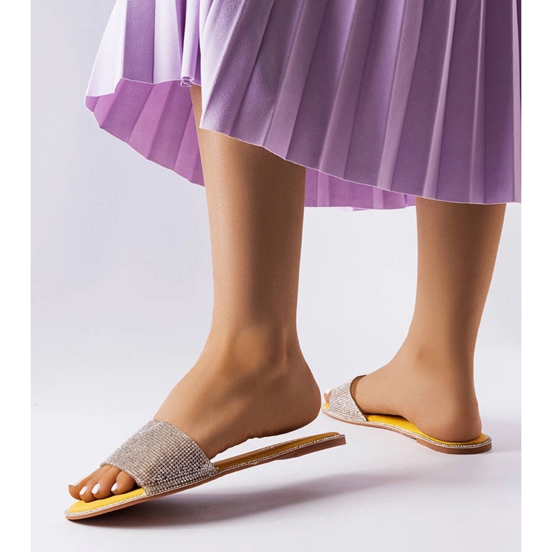 Gula reglage dekorerade med Guilmette-rhinestones 2