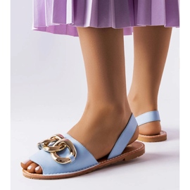 Blå sandaler dekorerade med en kedja från Germaine 1