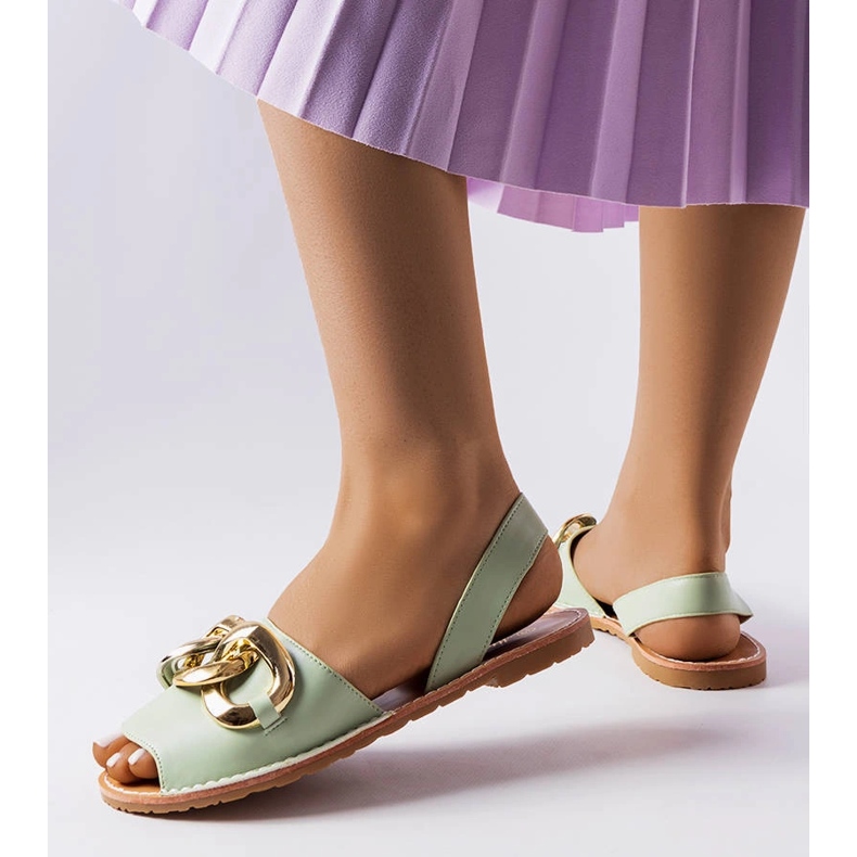 Gröna sandaler dekorerade med en Germaine-kedja 1