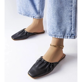 Svarta sandaler med volang från Aasiaat 2