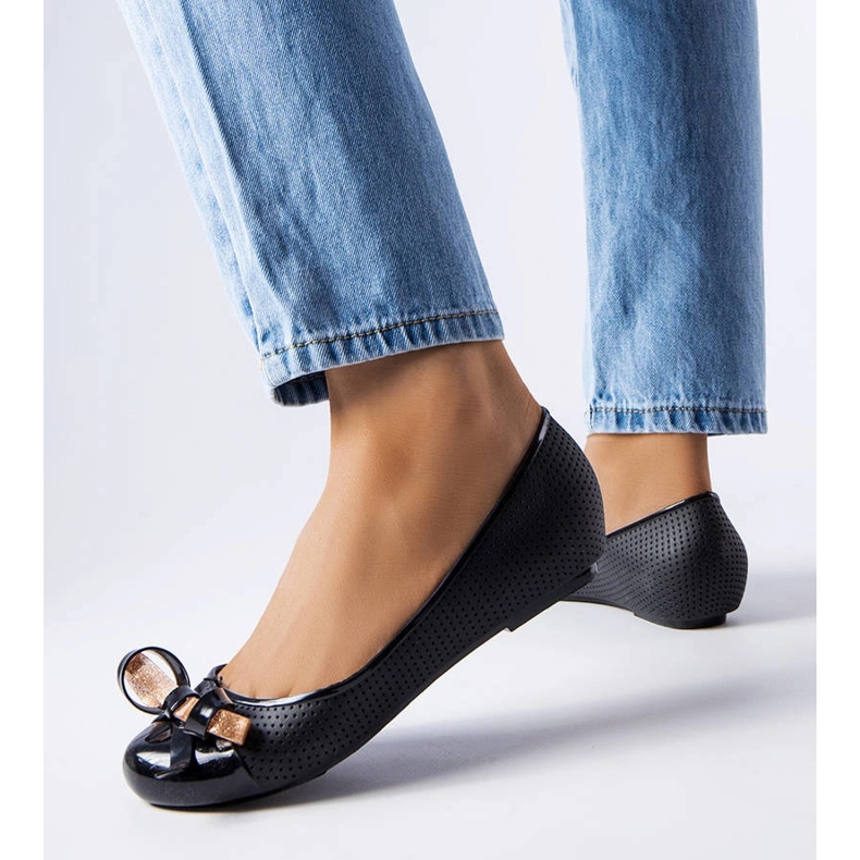 Svarta ballerinor dekorerade med en Harlingen rosett 1