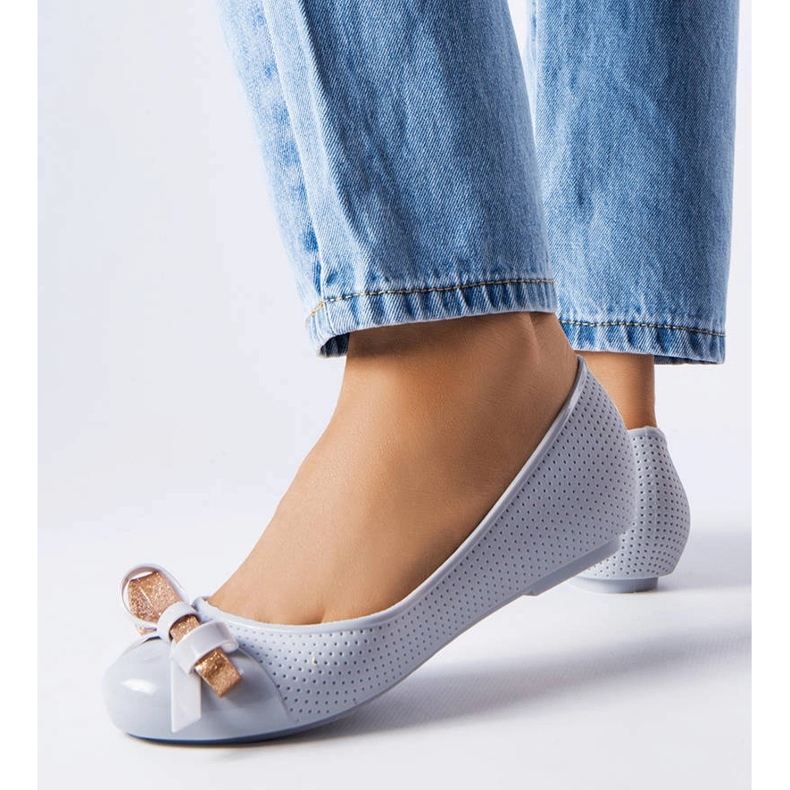 Grå ballerinor dekorerade med en Harlingen rosett 1