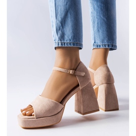 Beige sandaler med en trendig klack från Vinceza 1