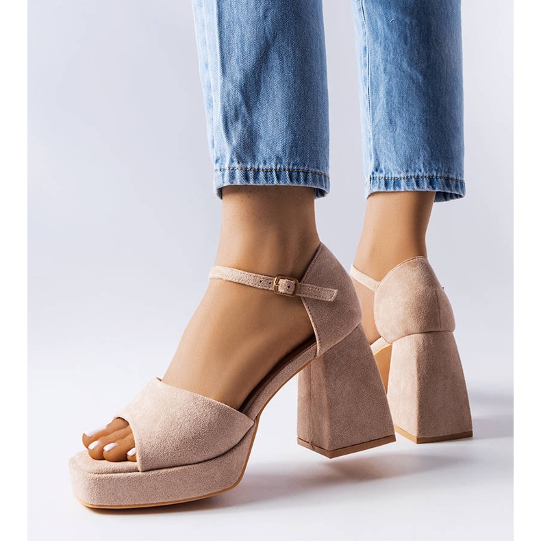 Beige sandaler med en trendig klack från Vinceza 1