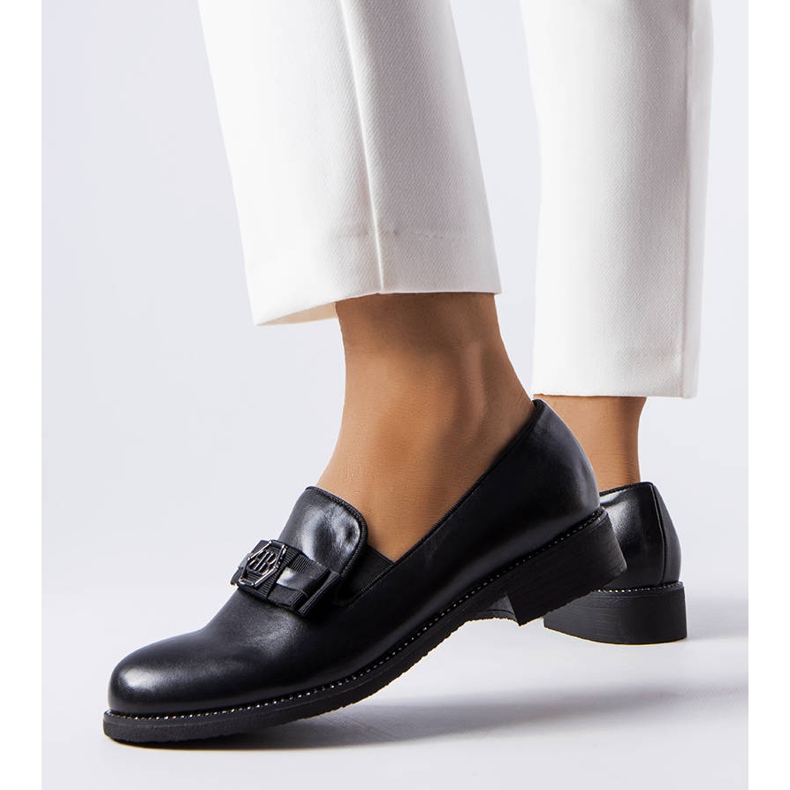 Svarta loafers dekorerade med en båge och strass 1
