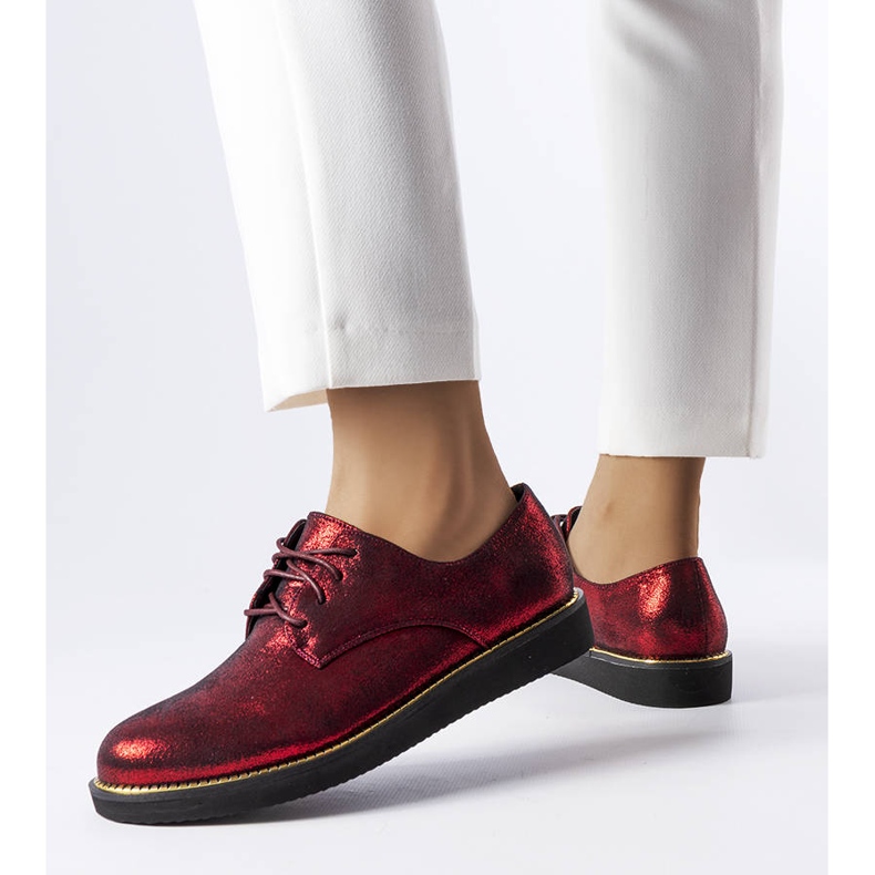 Röda glittriga brokadskor från Cemetery 1