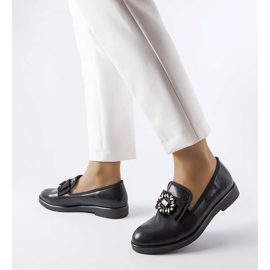 Svarta brogues med Béland-applikationen 1