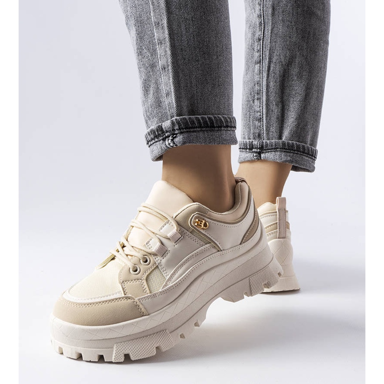 Beiga låga skor med ett skydd från Via beige 1