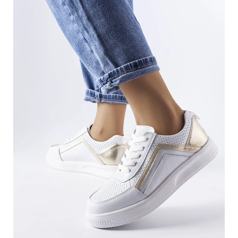 Vita läderskor med perforeringar från Gilles 1