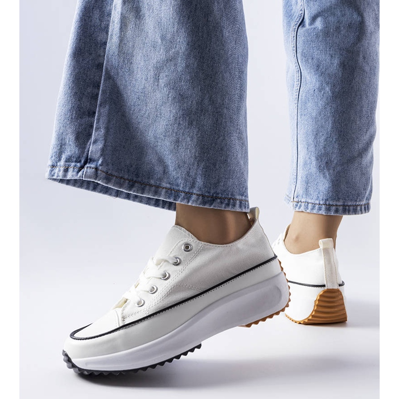 Vita sportsneakers på McKeylor-plattformen 1