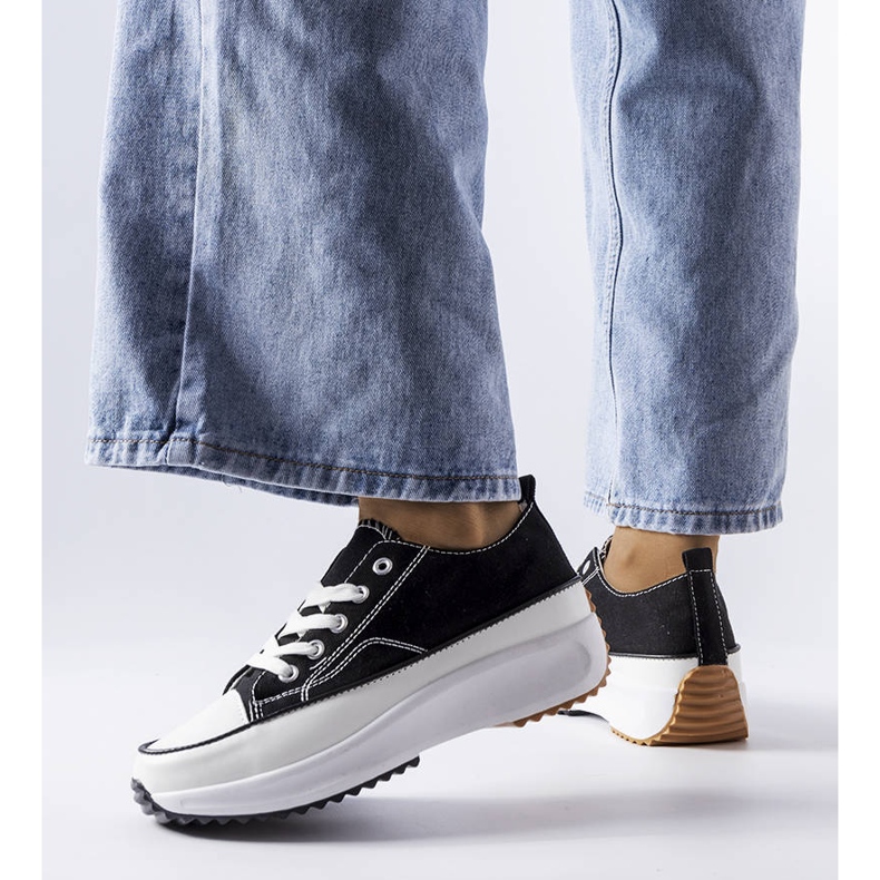 Svarta sportsneakers på McKeylor-plattformen 1