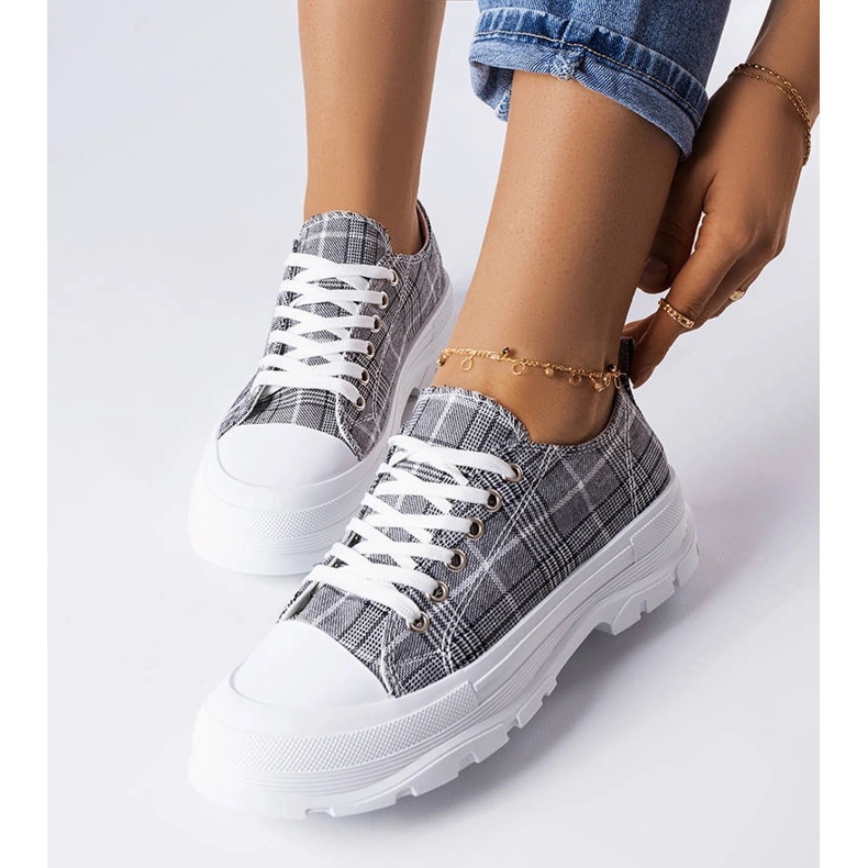 Grårutiga sneakers från McKeylor 1