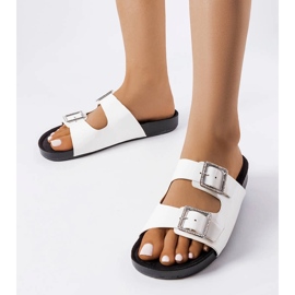 Vitlackerade tofflor med Norcross-spännen 1