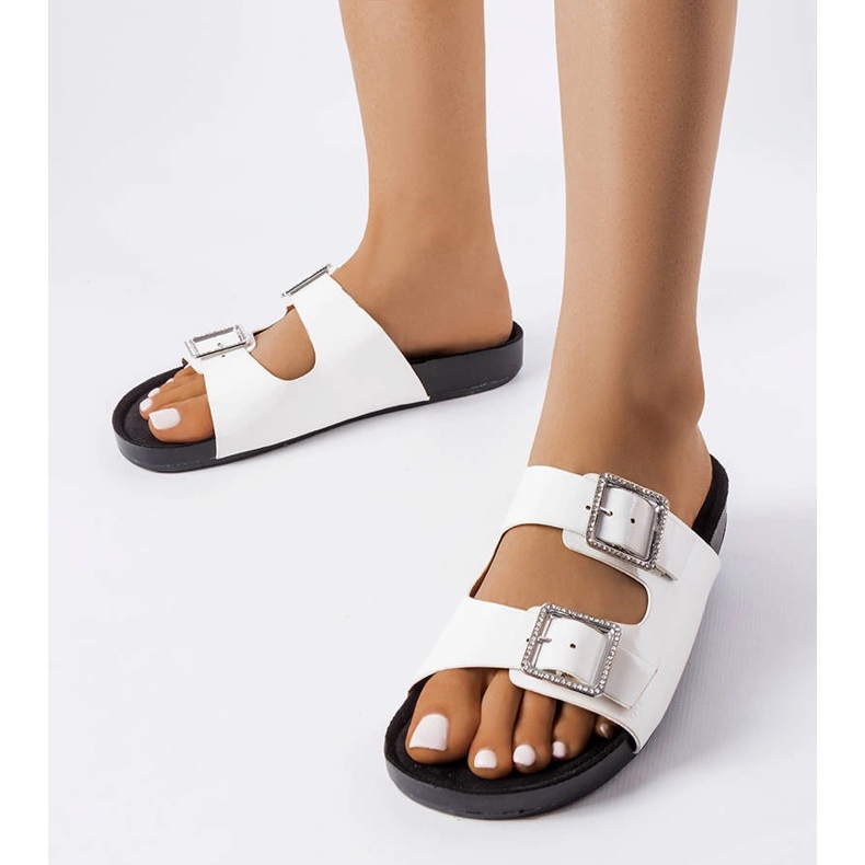 Vitlackerade tofflor med Norcross-spännen 1