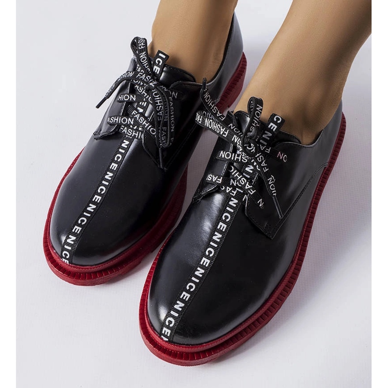 Svarta brogues med kontrastsula från Hanifan 1