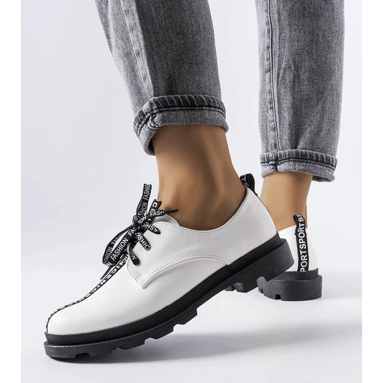 Vita brogues med kontrastsula från Hanifan 1