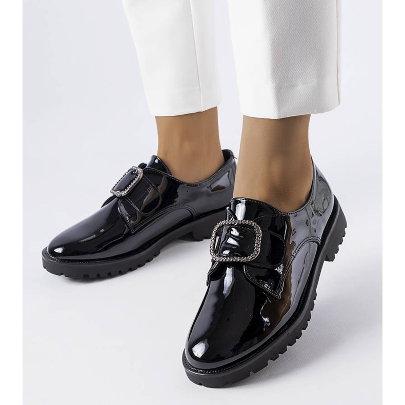 Svartlackade skor med Jarisile-spänne 1