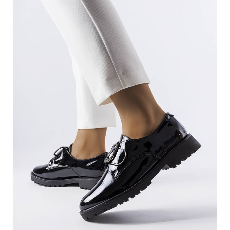 Svartlackade skor med Jarisile-spänne 2