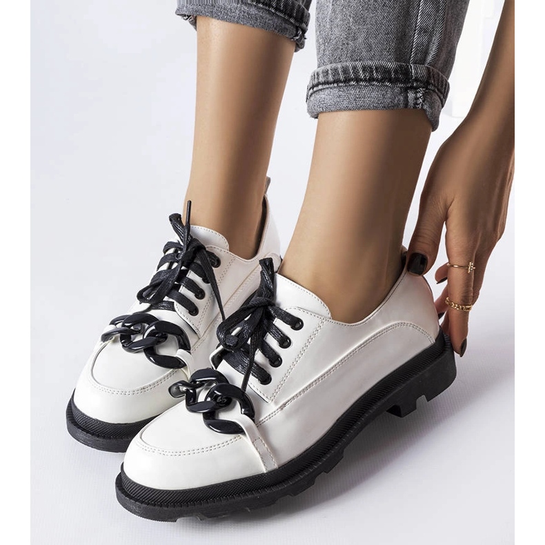 Vita brogues med kedja från Allain 1