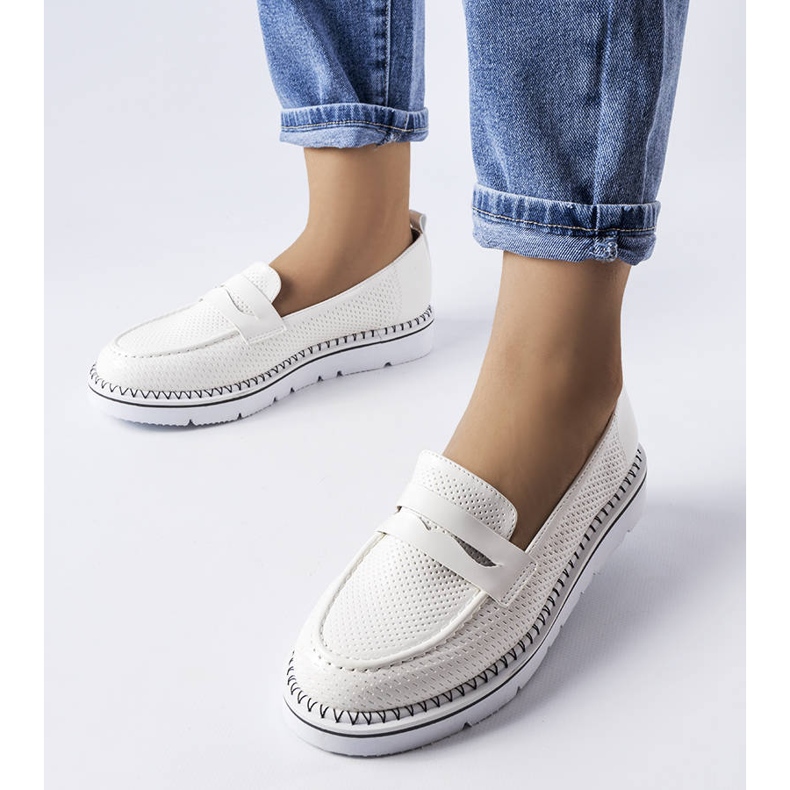 Vita perforerade skor från Bloomsburg 1