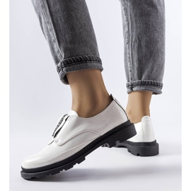 Legget vita lackskor 2