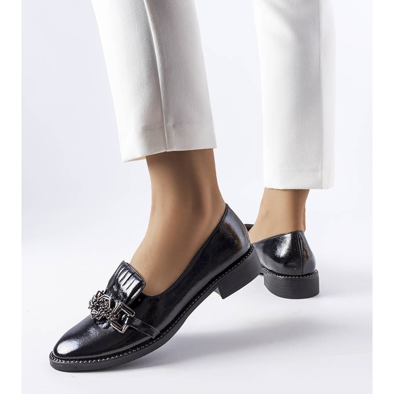 Butternötsvarta lackade skor 1