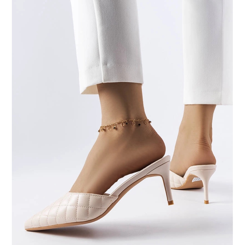 Beige quiltade flipflops från Lambert 1