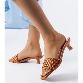 Bruna sandaler med låg klack från Burbank 2