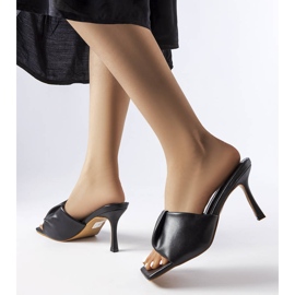 Svarta eleganta flip flops på björknålen 1