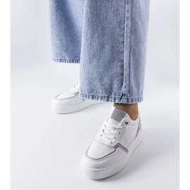 Vita sneakers på Tooele-plattformen 2