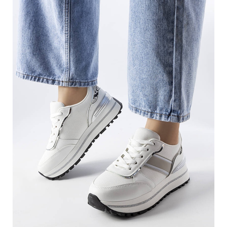 Vita sneakers med glitterinlägg från Lang 1