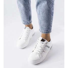 Vita sneakers dekorerade med Xarles-rhinestones 1