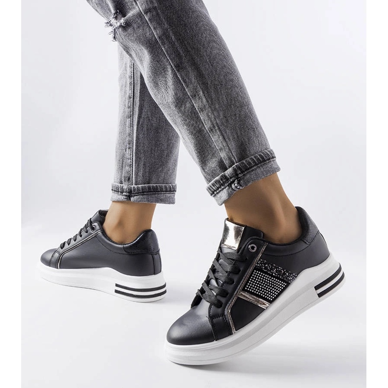 Svarta sneakers dekorerade med Xarles-rhinestones 1