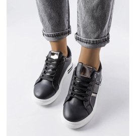 Svarta sneakers dekorerade med Xarles-rhinestones 2