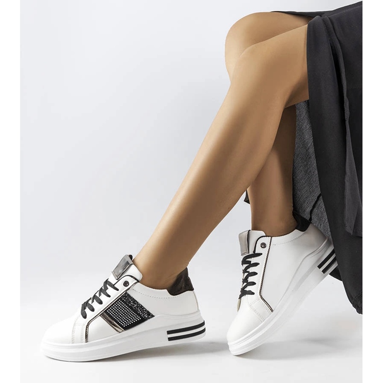 Inna Vita och svarta sneakers med Xarles-rhinestones 1