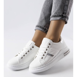 Vita sneakers med inlägg från Deans 1