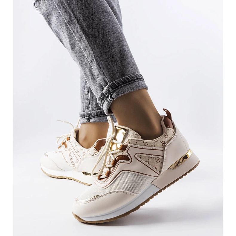 Beige sneakers med gulddetaljer från Bedord 1