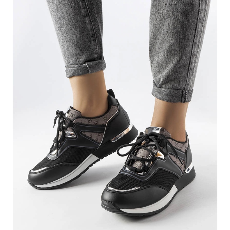 Svarta sneakers med guldinslag från Bedord 1